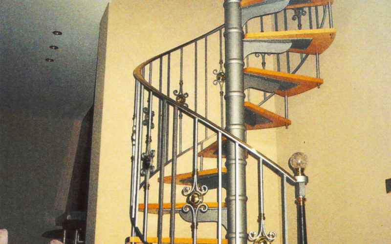 escalier-metallique-tournant-marches-bois